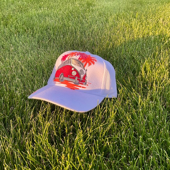 White hat with a red van - Picture 1 of 1